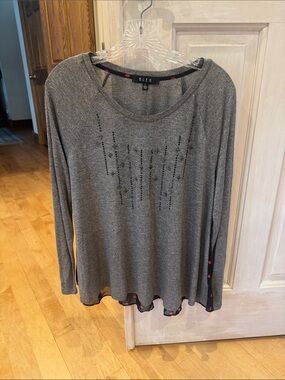 Fitted Long-Sleeve Gray Top with Stud Detail